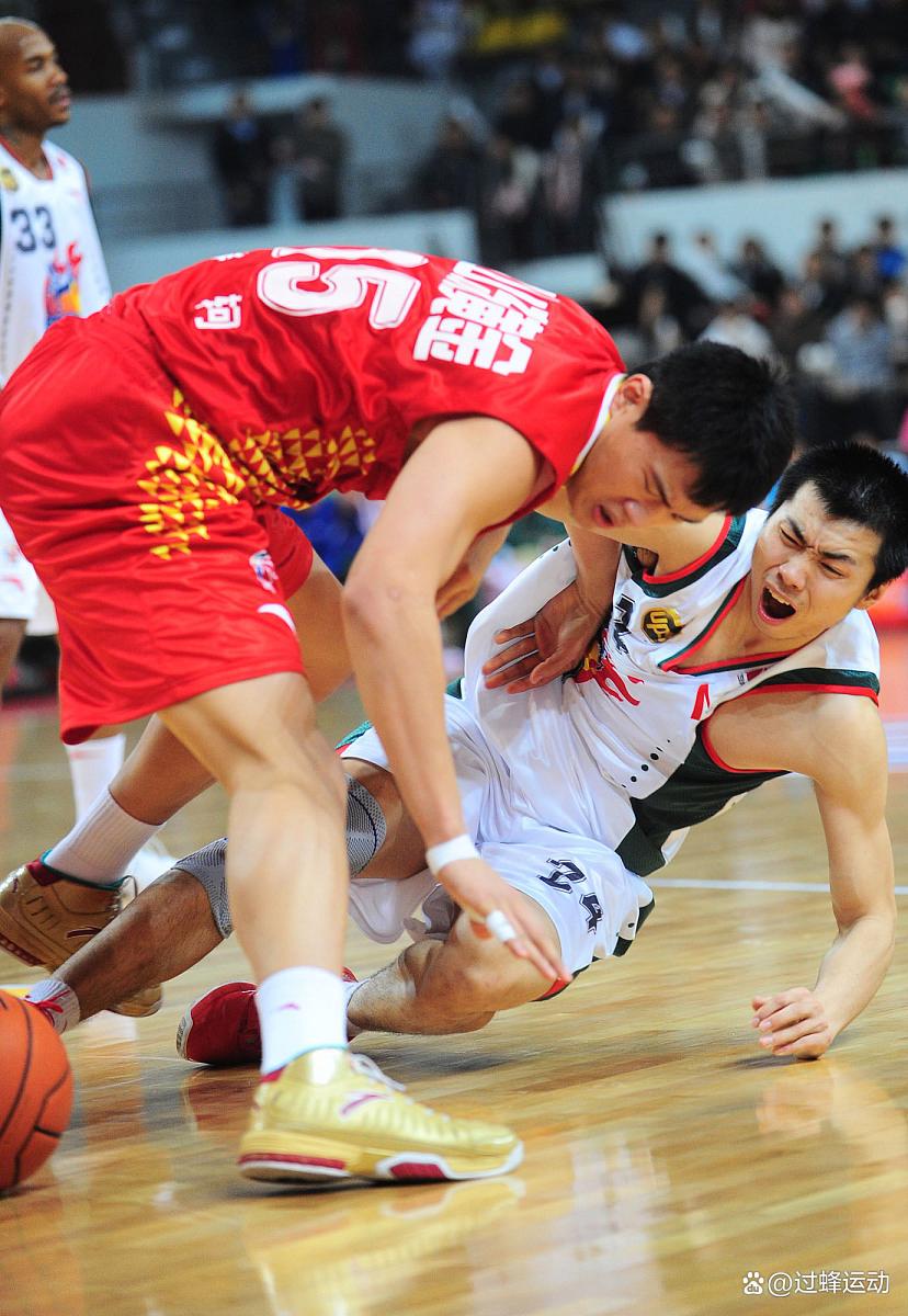 赛前CBA常规赛焦点战；巴塞罗那更衣室发声；气氛紧张；更衣室氛围转暖(金赛纶个人详细资料)
