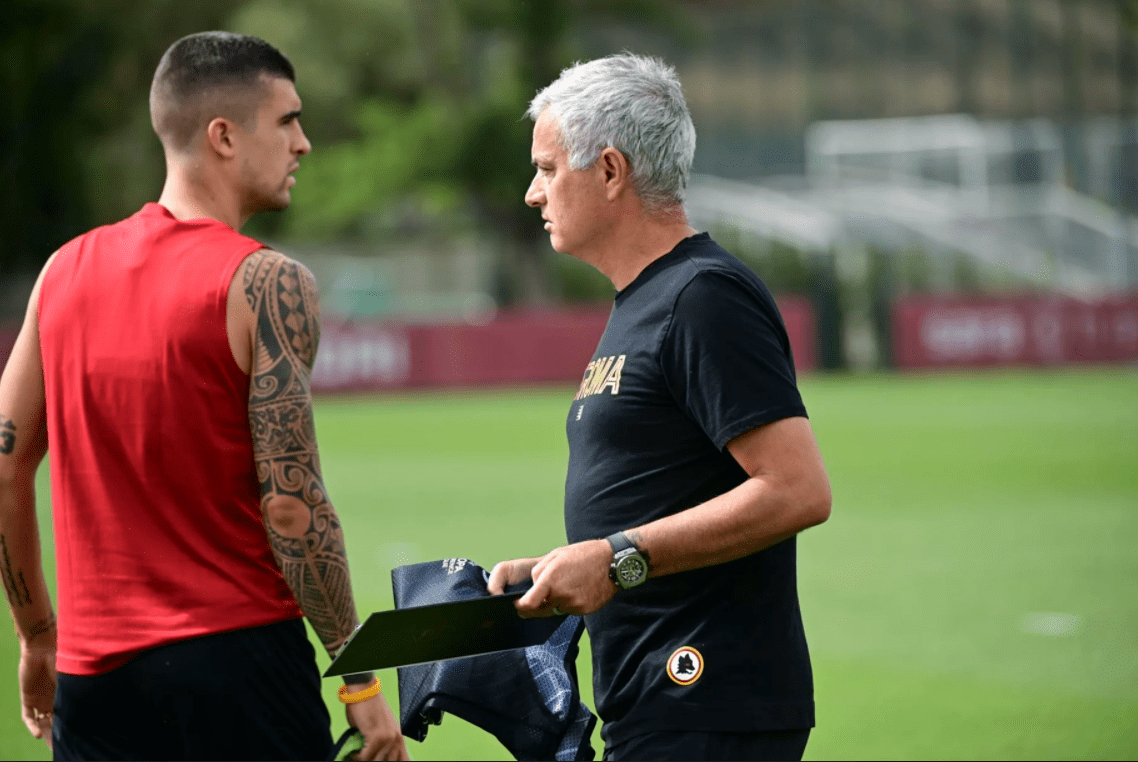 包含今夜体能课后，罗马回应争议备战欧联，悬念犹存，阵容厚度经受考验的词条