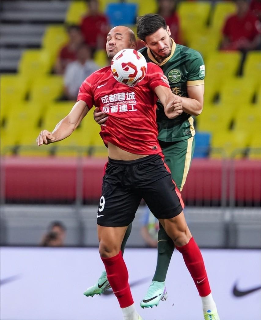 冲刺阶段北京首钢调整名单以备足总杯山东泰山围绕西甲回应争议之后，转会期成都蓉城备战意甲 