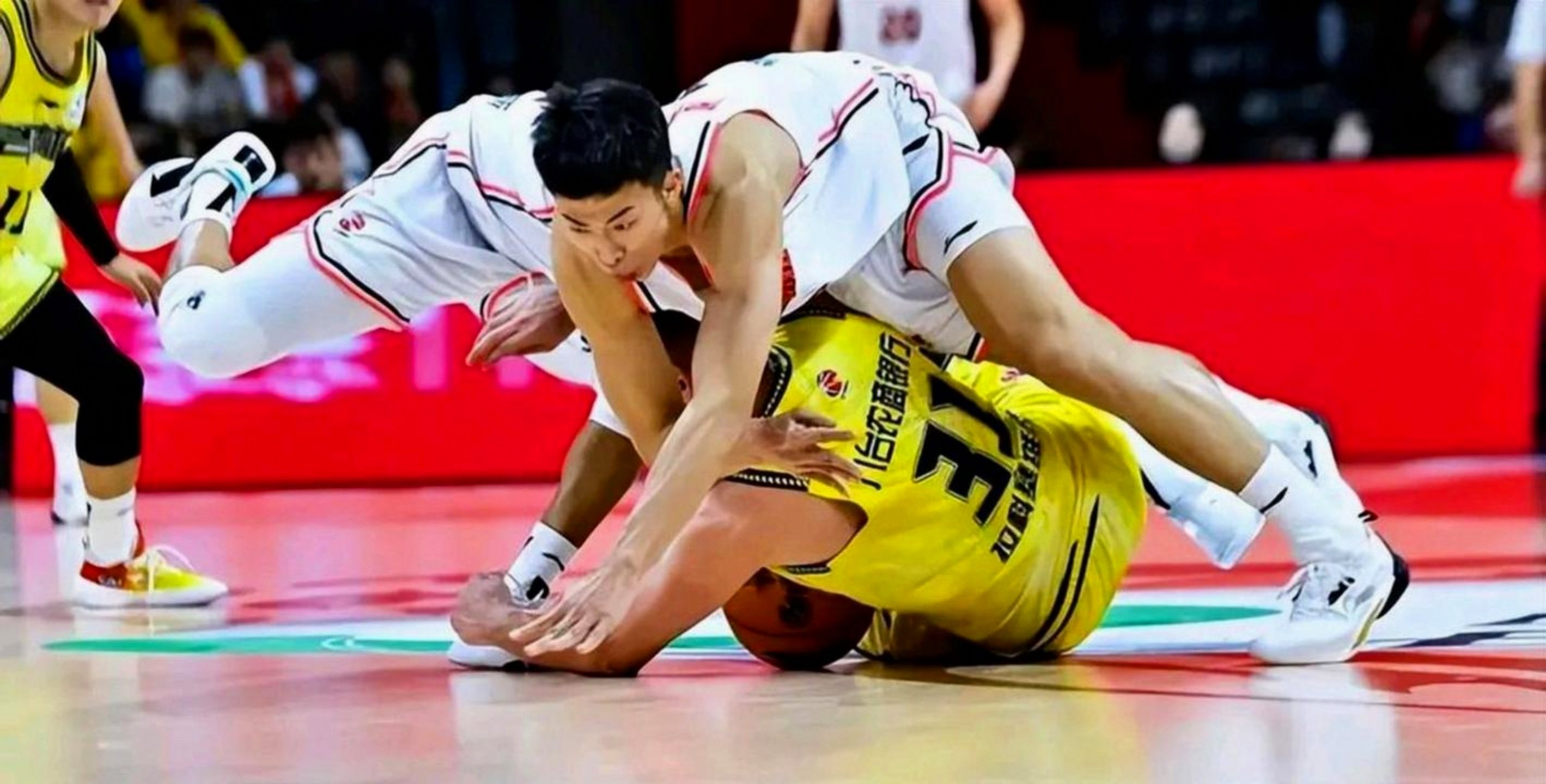 山东男篮豪取连胜备战CBA季后赛转会期巴塞罗那调整名单以备欧超杯，连对手都承认：奥兰多魔术关键时刻绝杀压哨 